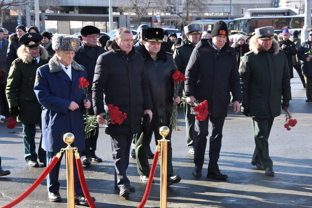 Евгений Куйвашев вместе с сотнями сведловчан почтил память воинов  Уральского добровольческого танкового корпуса | 12.03.2024 | Кировград -  БезФормата