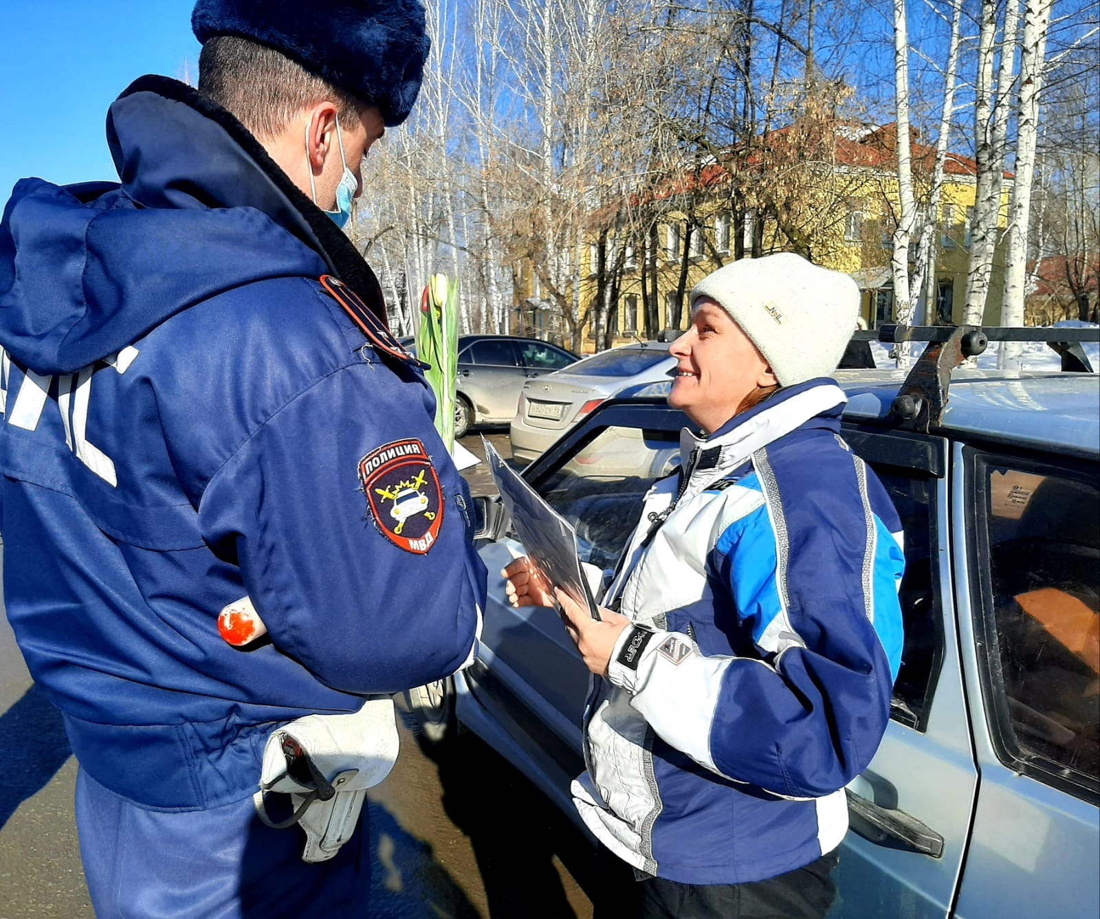 Гаи 8. ГИБДД поздравили женщин с 8 марта. 8 Марта ГИБДД. Сотрудник ГАИ на дороге. ДПС Великий Новгород 8 марта.